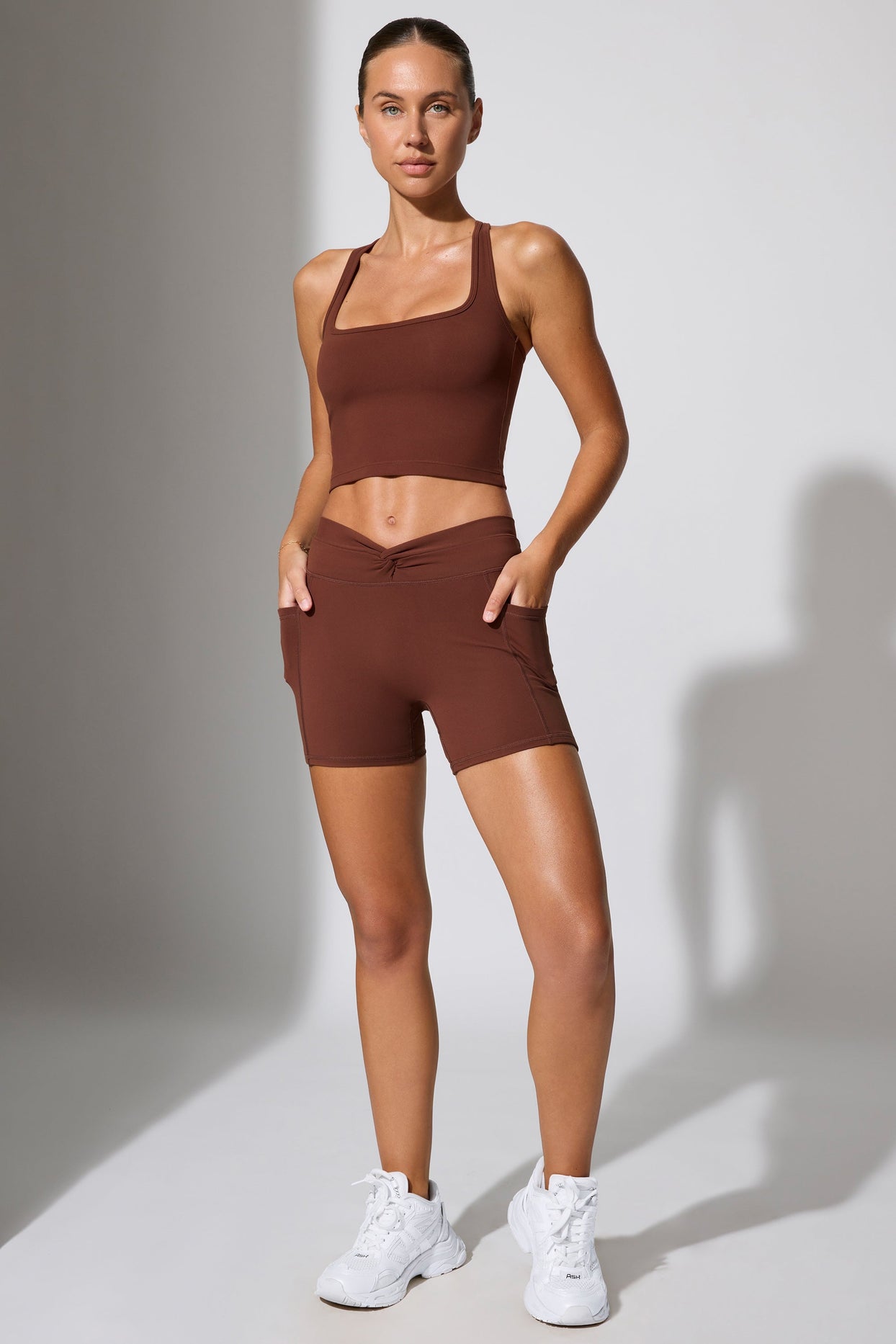 Minishorts con cintura torcida y bolsillos en color chocolate