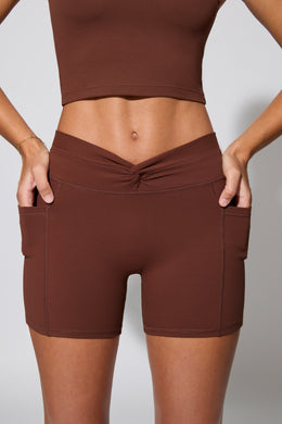 Mini shorts de cintura torcida com bolsos em chocolate