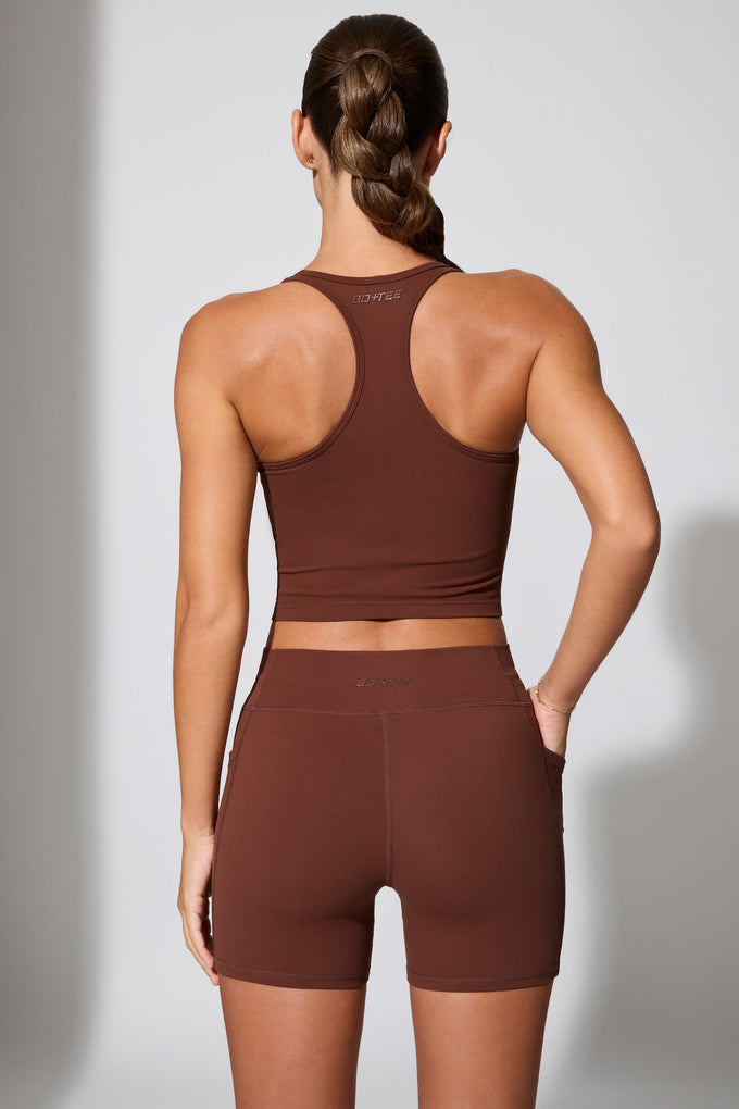 Minishorts con cintura torcida y bolsillos en color chocolate