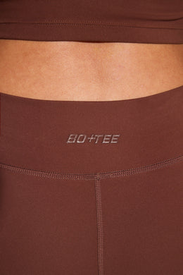 Mini shorts de cintura torcida com bolsos em chocolate