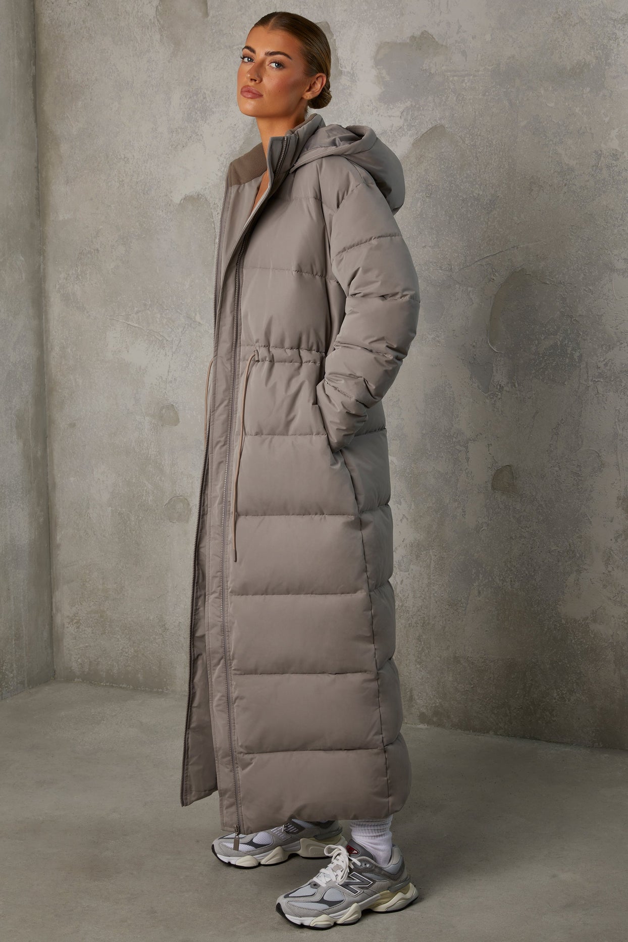Abrigo acolchado largo con capucha en gris cálido