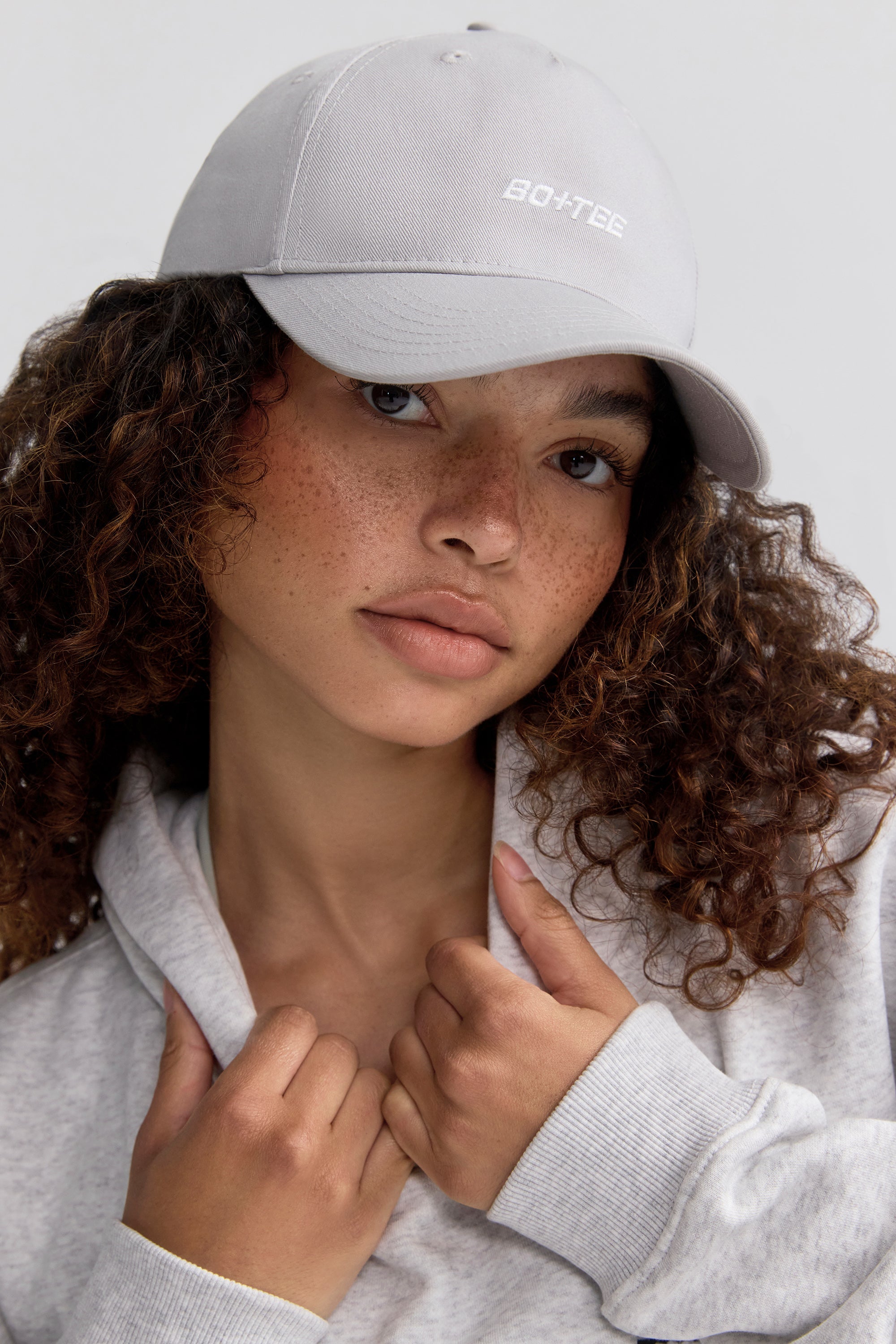 Gorra de béisbol en gris jaspeado