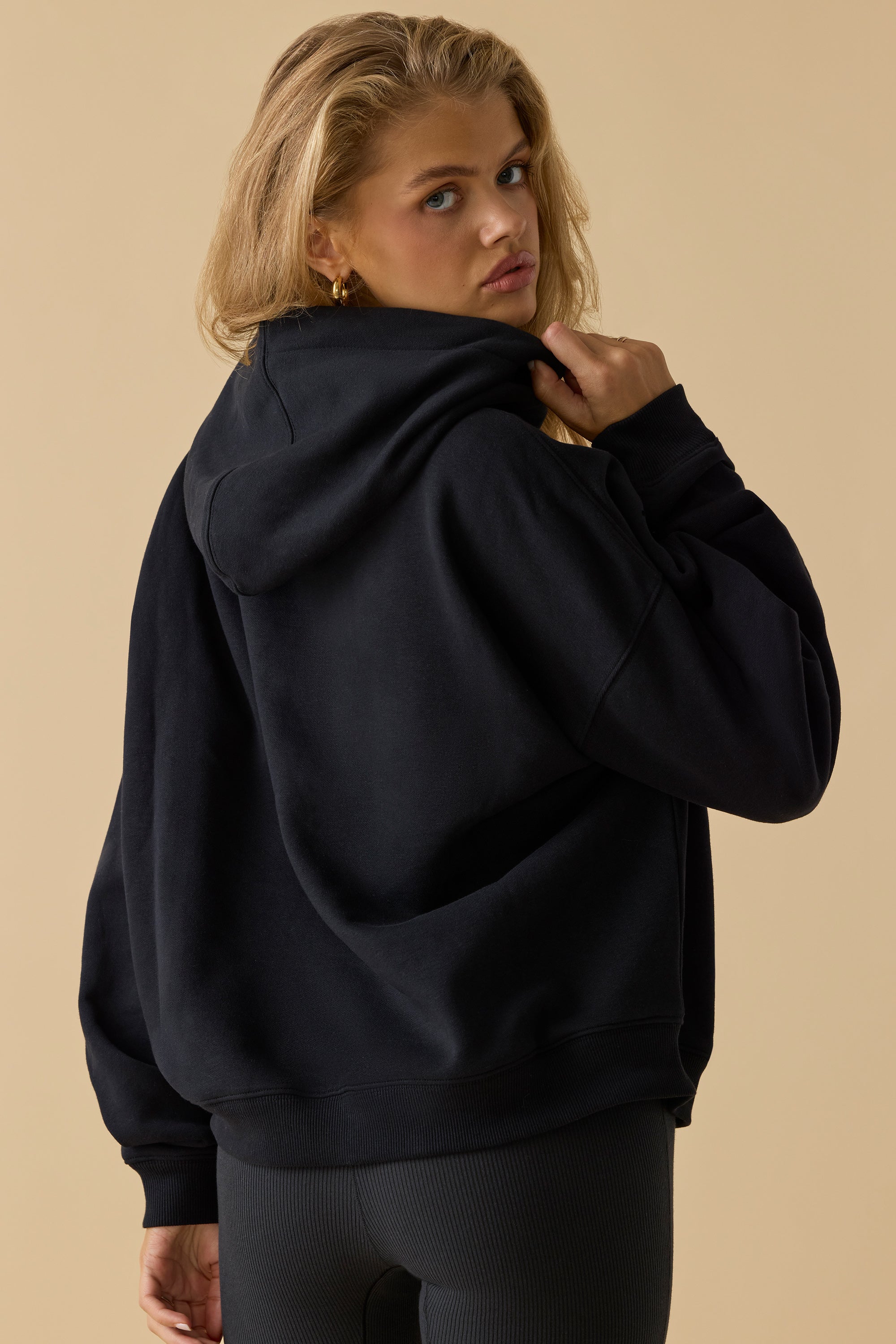 Sudadera con capucha extragrande en negro