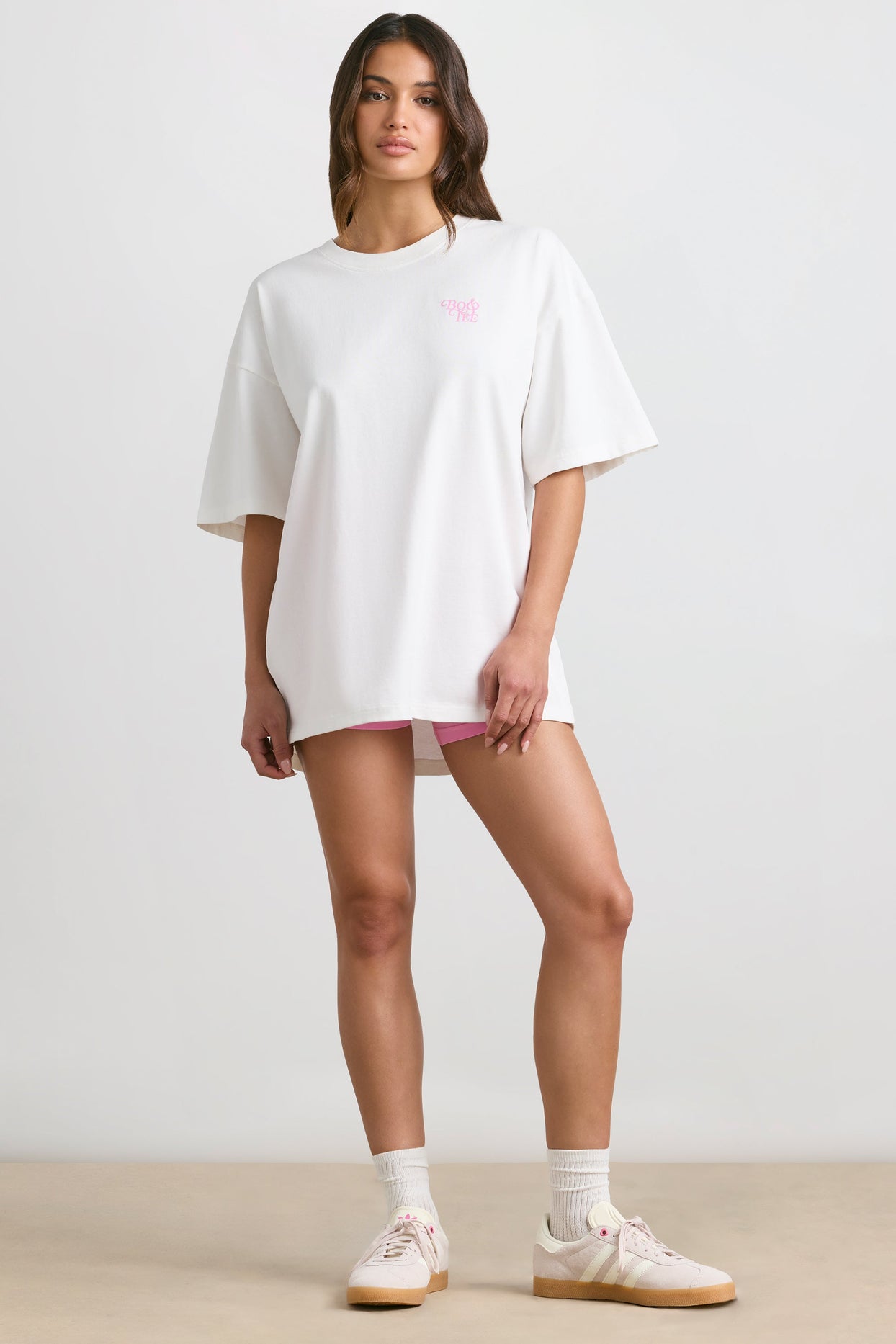 Camiseta oversize de manga corta en blanco