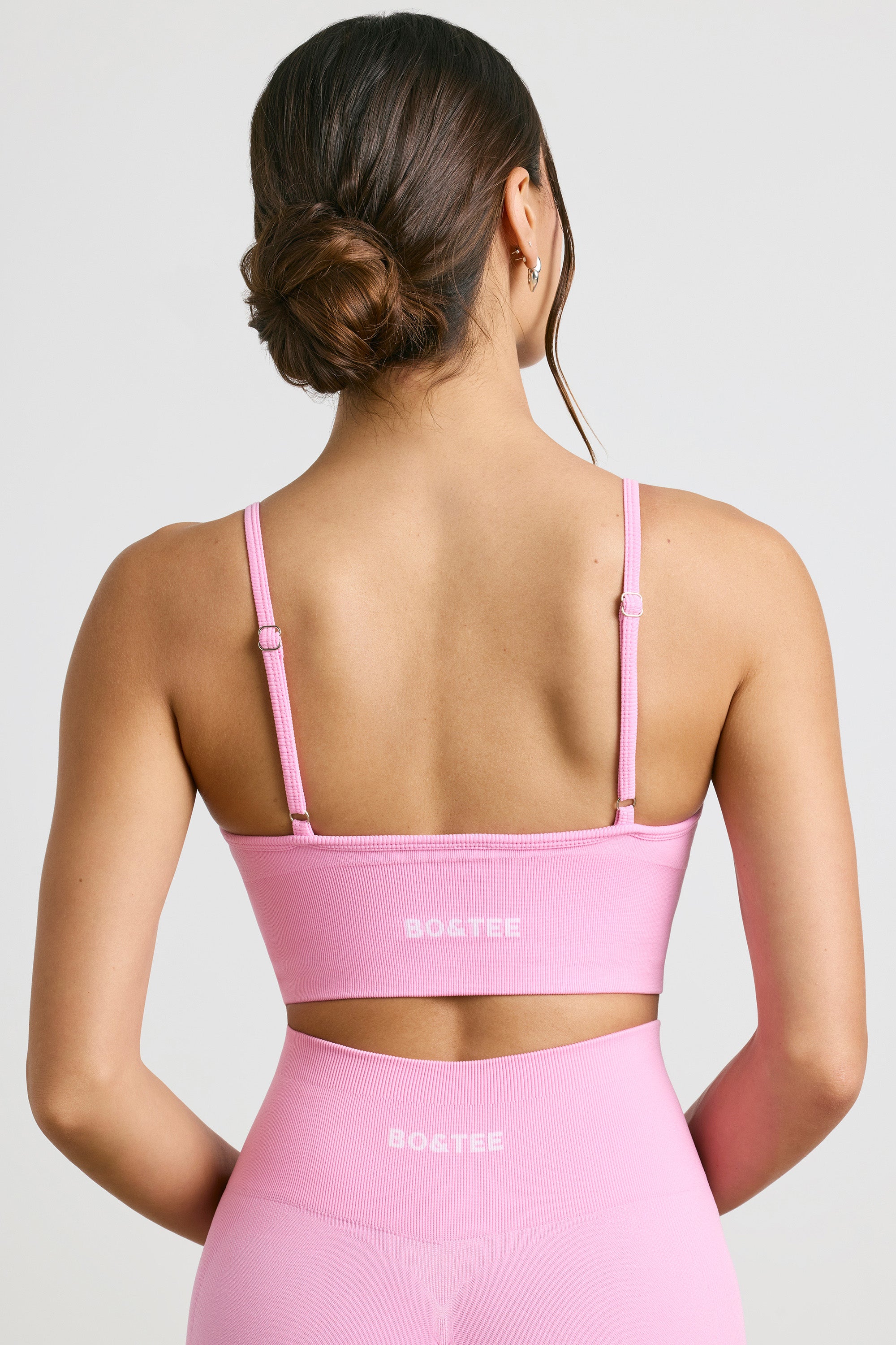 Sutiã esportivo Define Luxe com decote em V em rosa chiclete