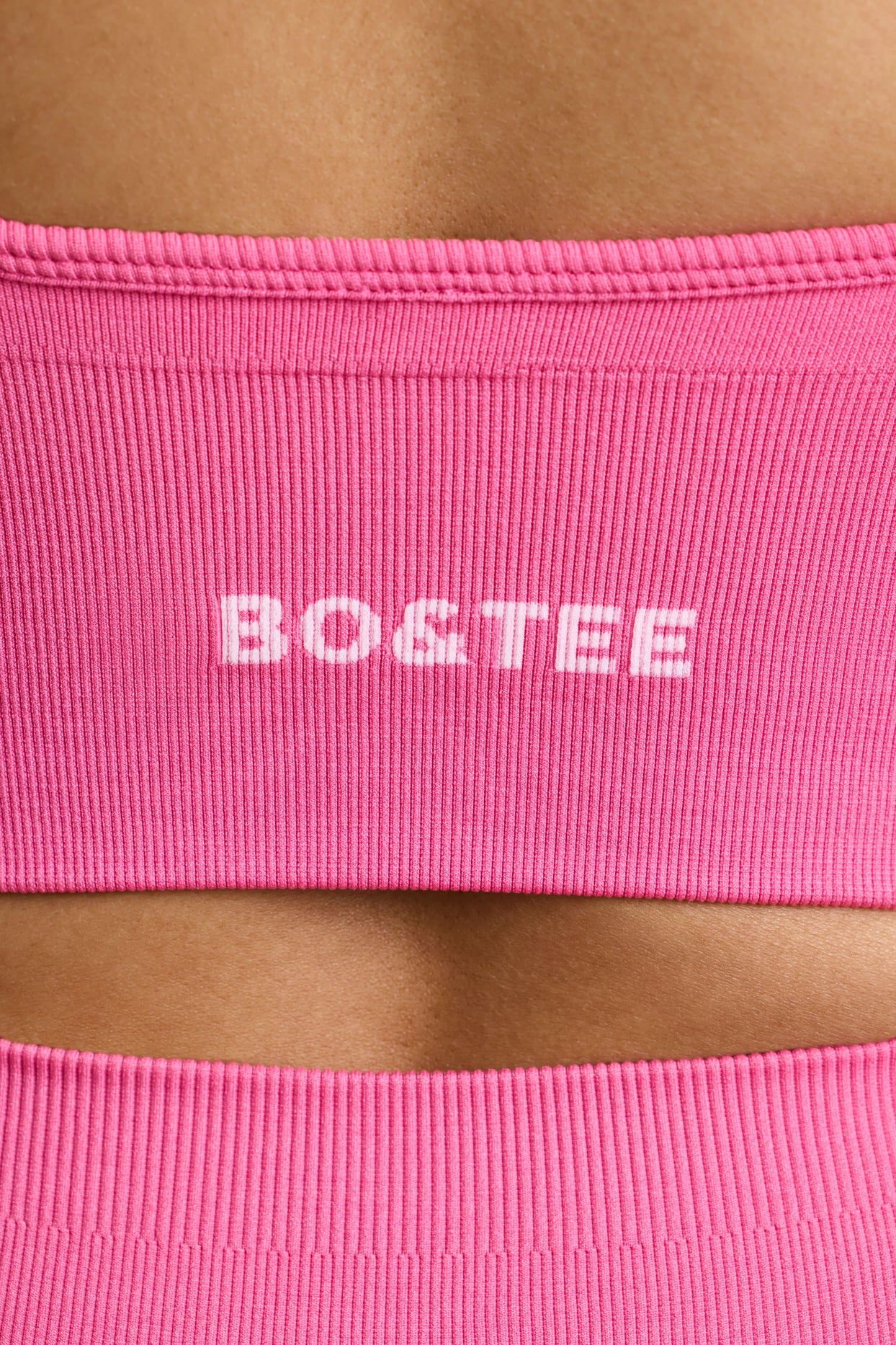 Sutiã esportivo Define Luxe com decote em V em rosa choque