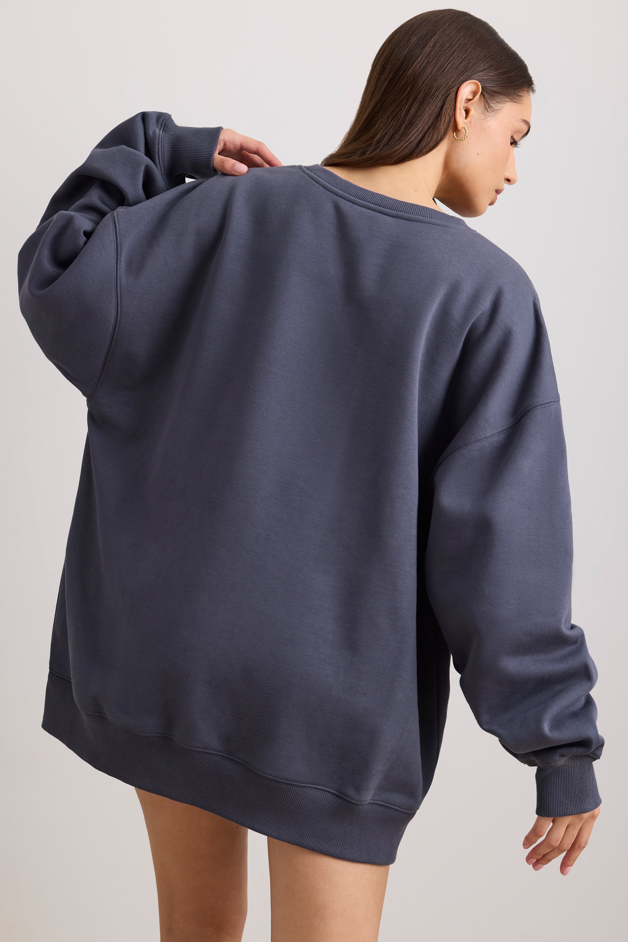 Sudadera oversize con cuello redondo en color pizarra