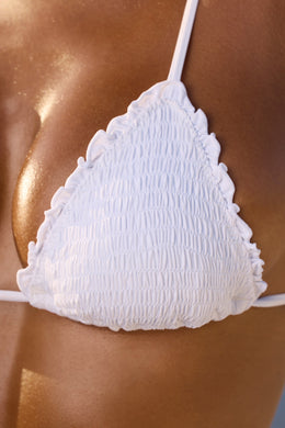 Top de bikini triangular con cuello halter en blanco