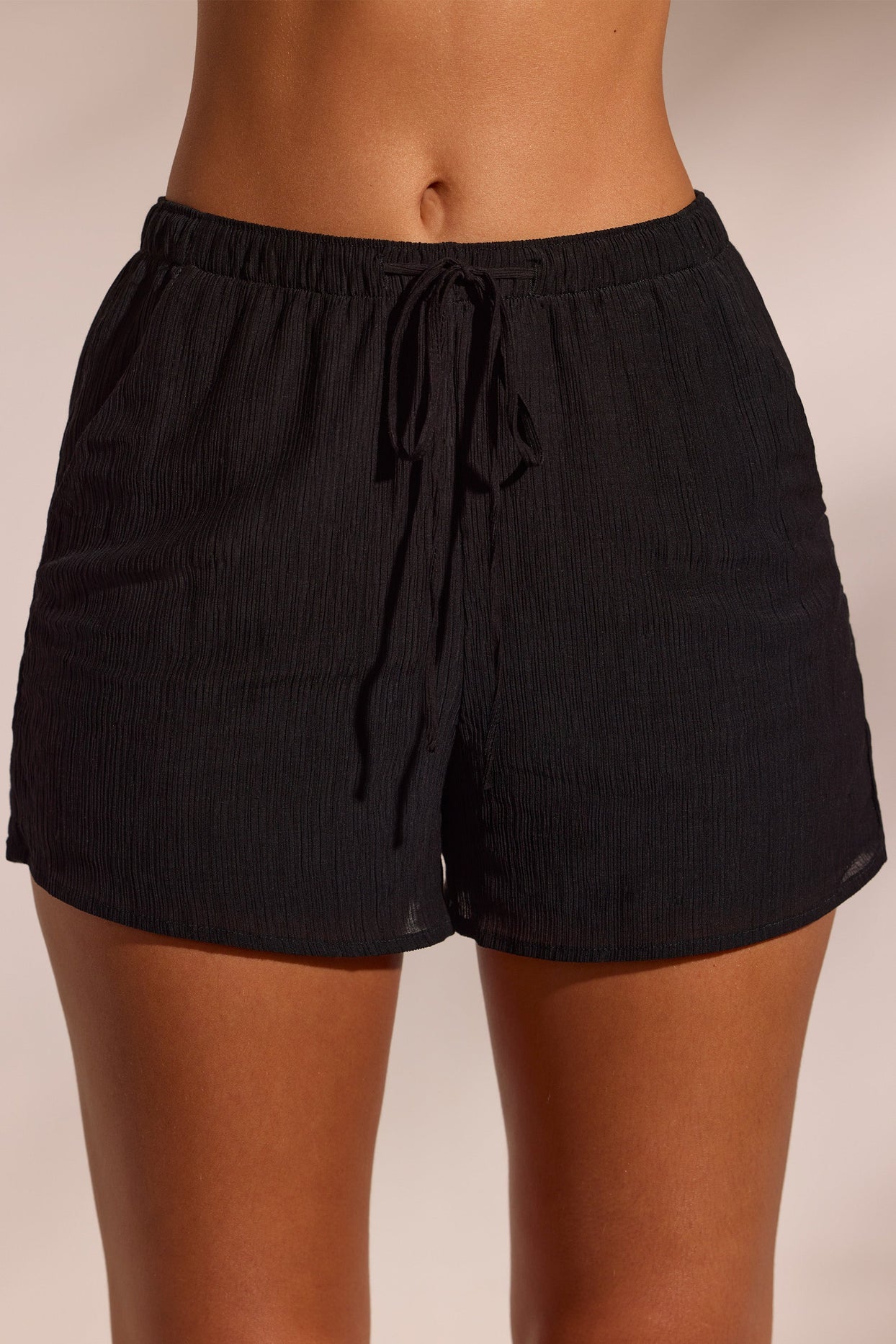 Shorts de praia com textura enrugada em preto