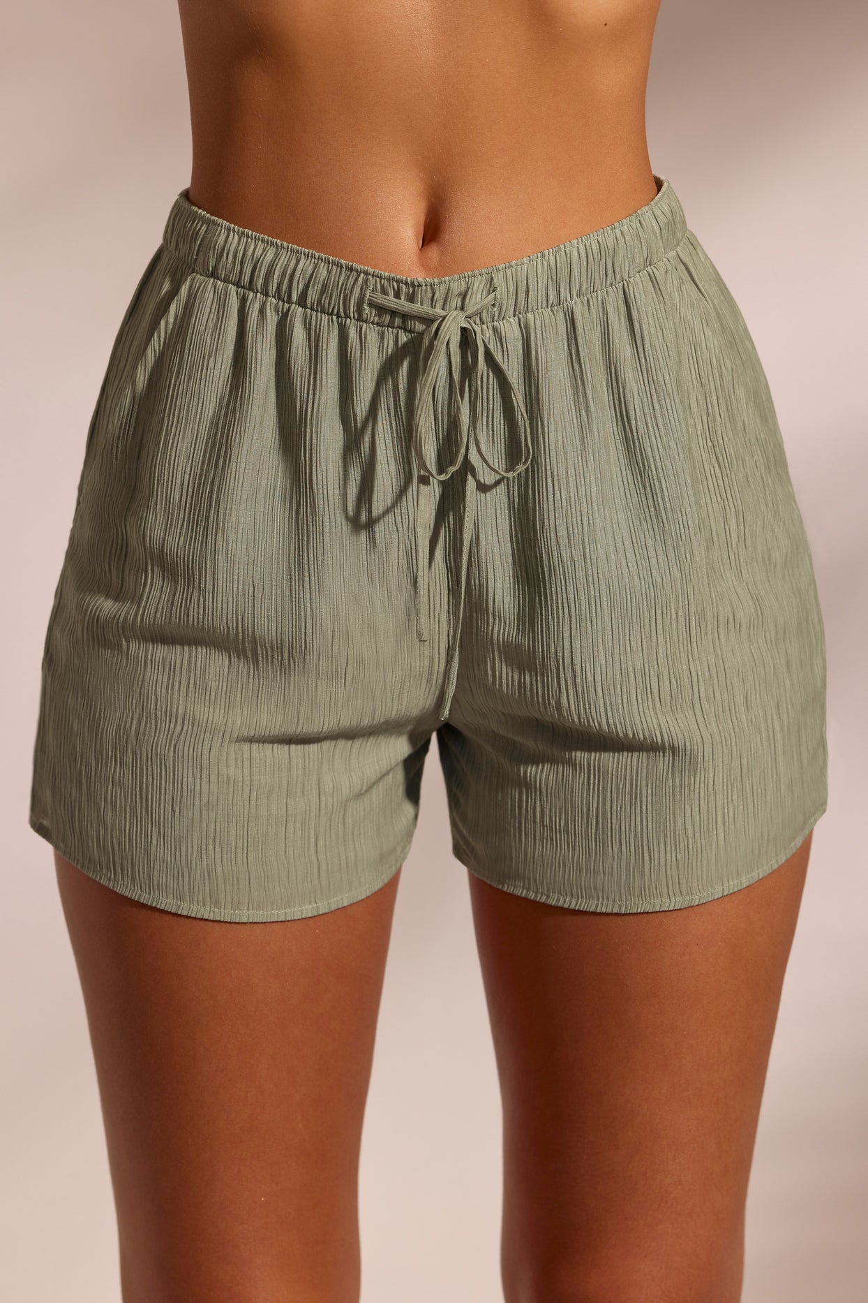 Shorts de playa con textura arrugada en verde claro