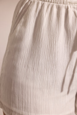 Shorts de praia com textura enrugada em branco