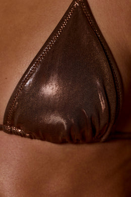 Top de bikini triangular con cuello halter en marrón