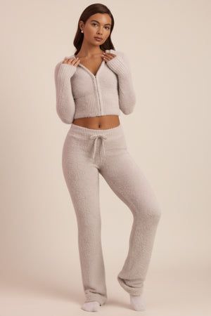 Oh Polly's Hayley wearing the Safia Trousers in Cloud Grey fabric perfect for stylish travel days