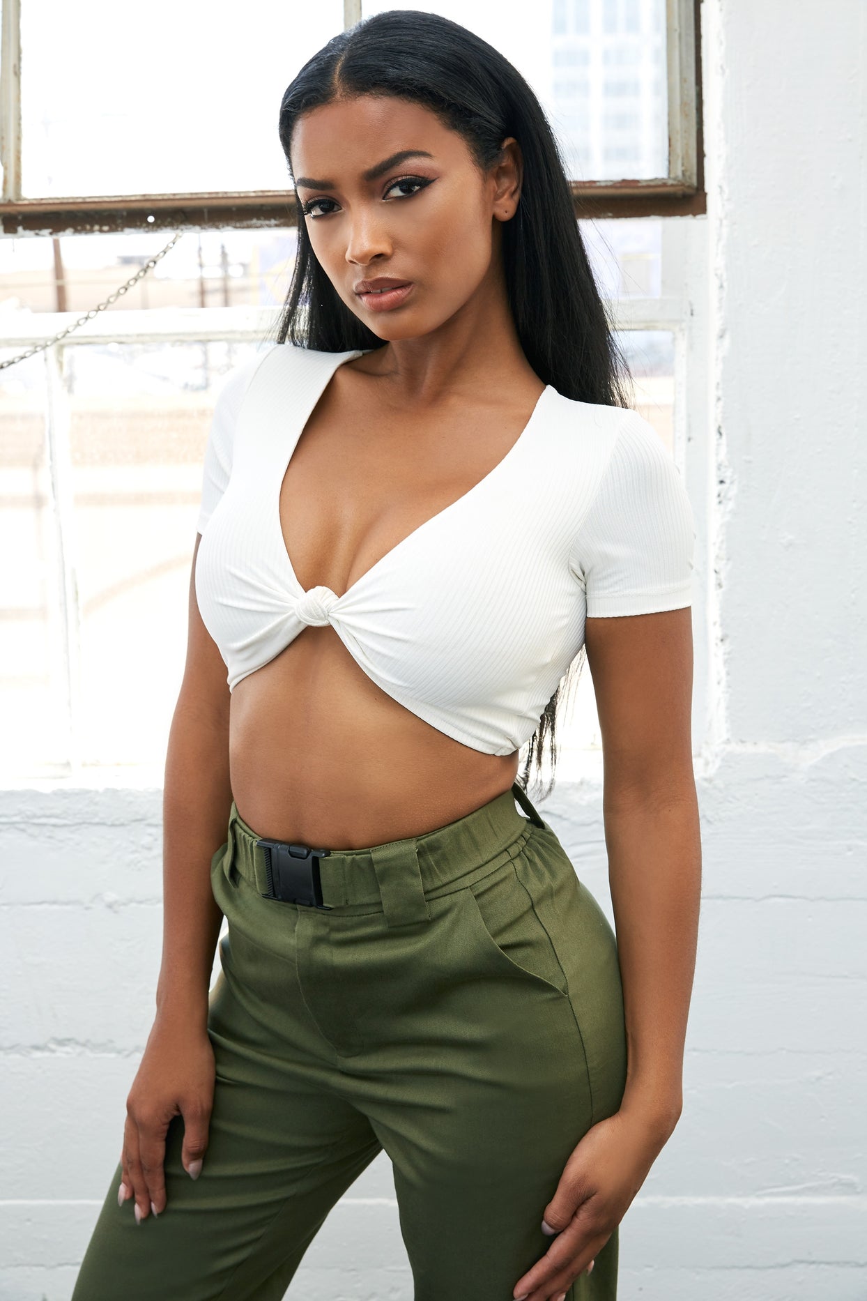 Knotty Girl Knot Front Crop Top em branco