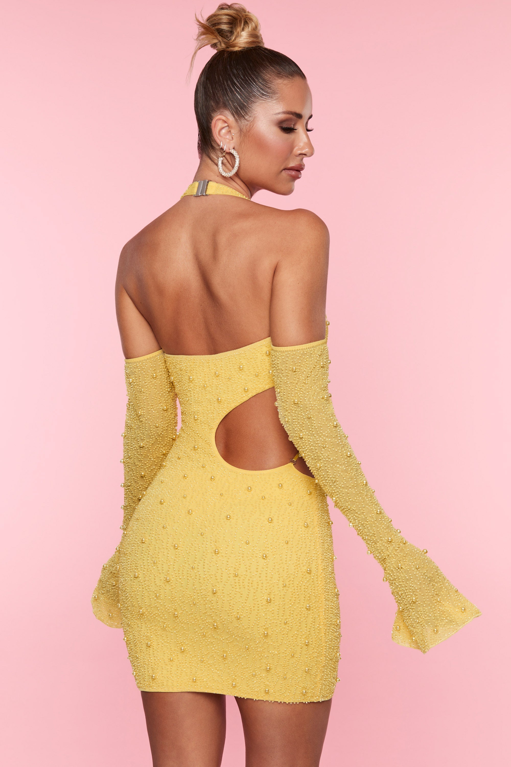 Minivestido con hombros descubiertos y adornos en amarillo