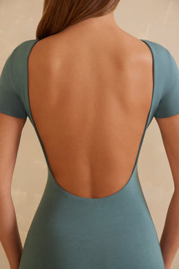 Vestido maxi com manga curta aberta nas costas em azul-petróleo