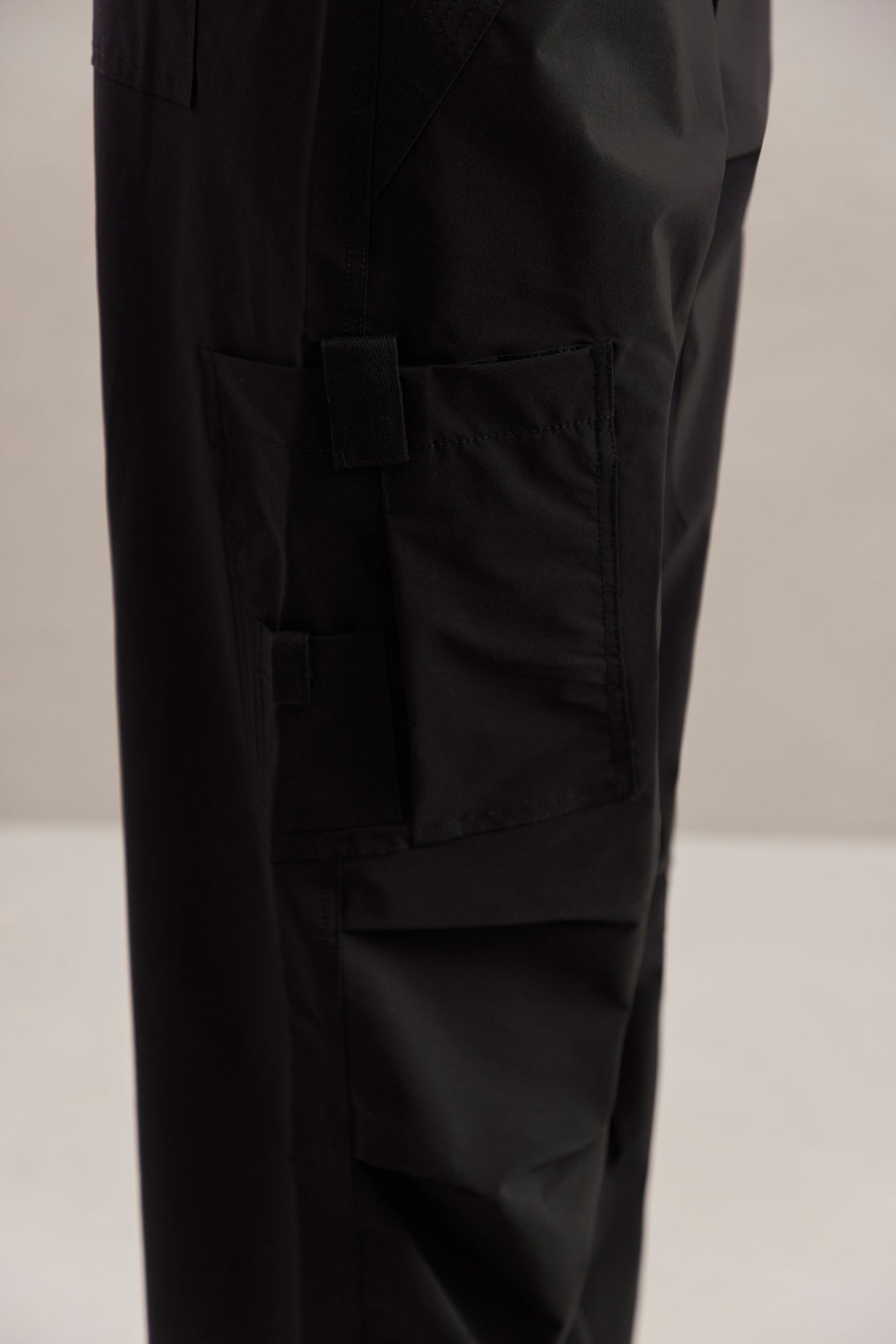 Pantalón cargo ancho en negro