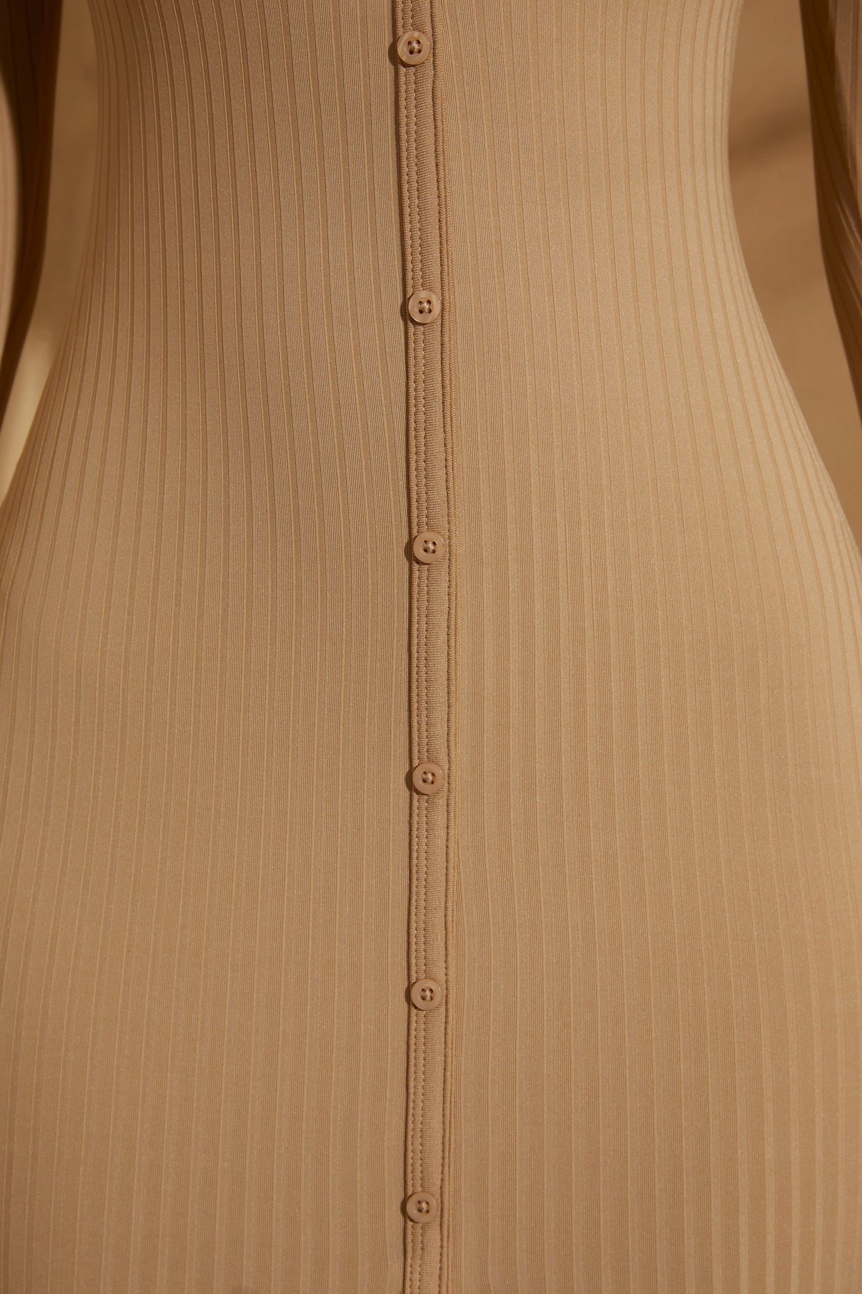 Vestido maxi de manga comprida com botões em bege
