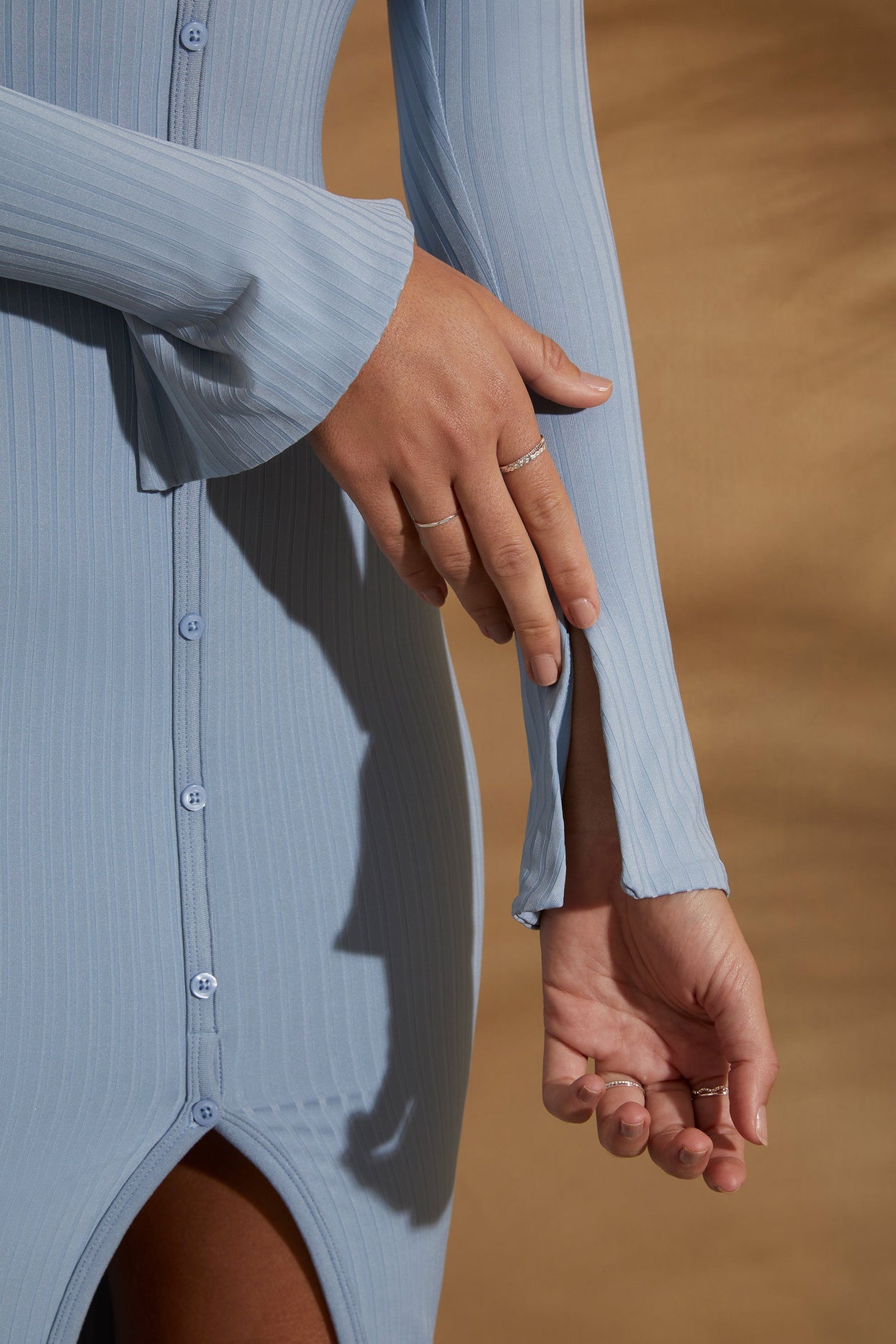 Vestido maxi de manga comprida com botões em azul claro