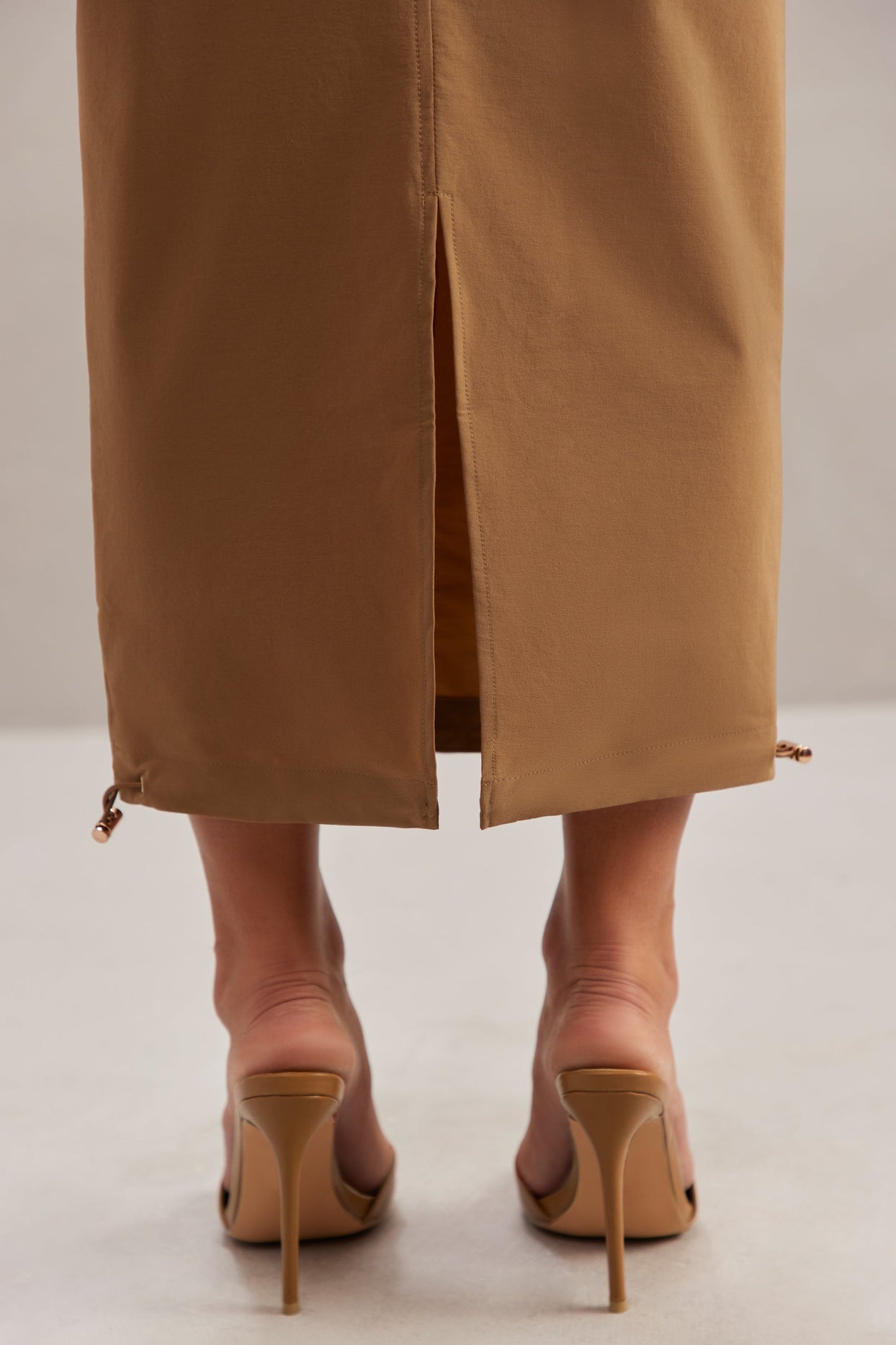 Falda larga tipo cargo en color canela