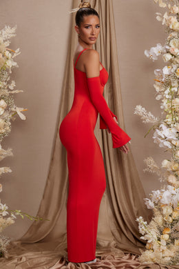 Vestido largo de manga larga con hombros descubiertos en rojo