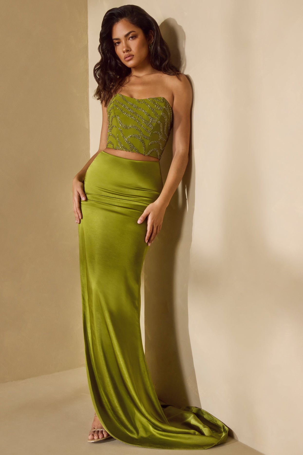 Vestido largo con abertura alta y cola en verde oliva