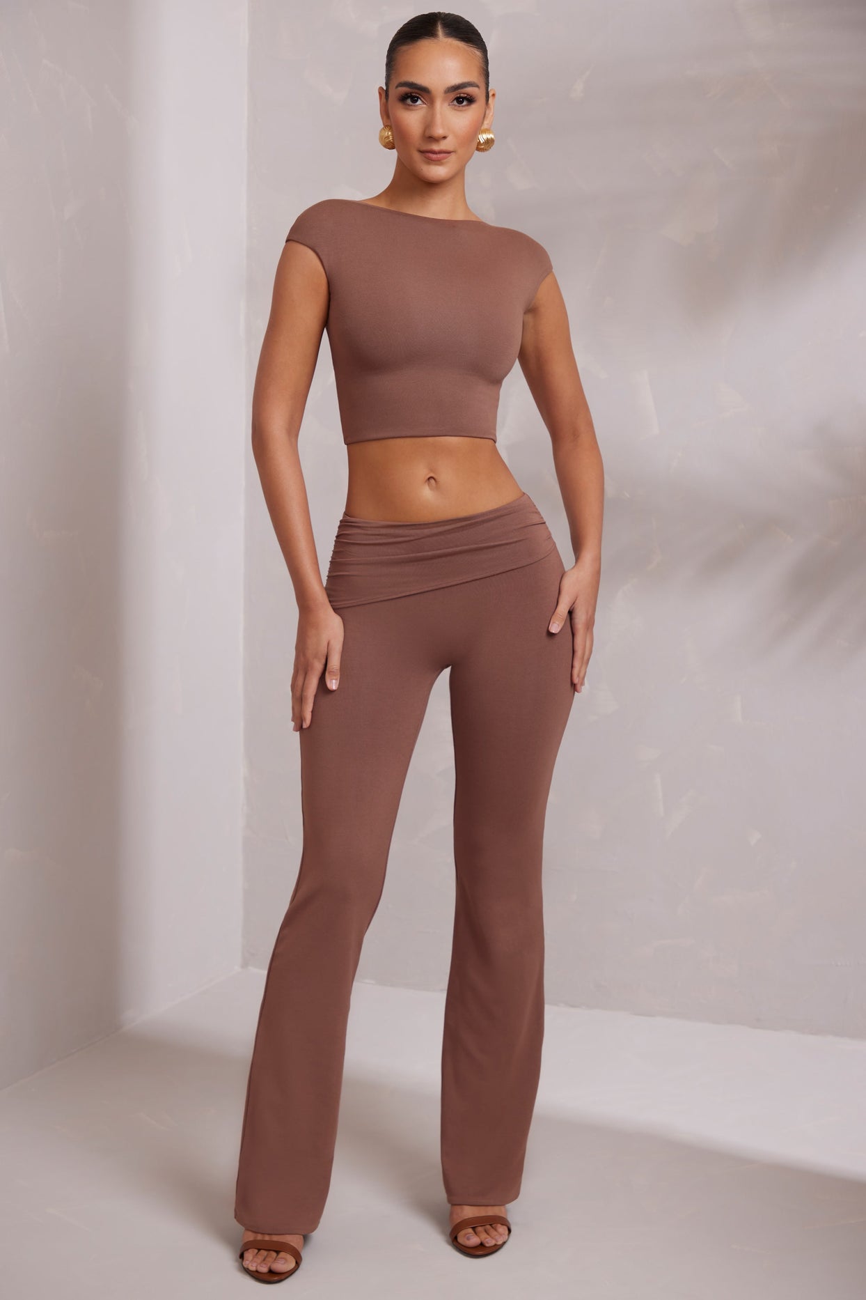 Mid-Rise Straight Leg Trousers in Brown