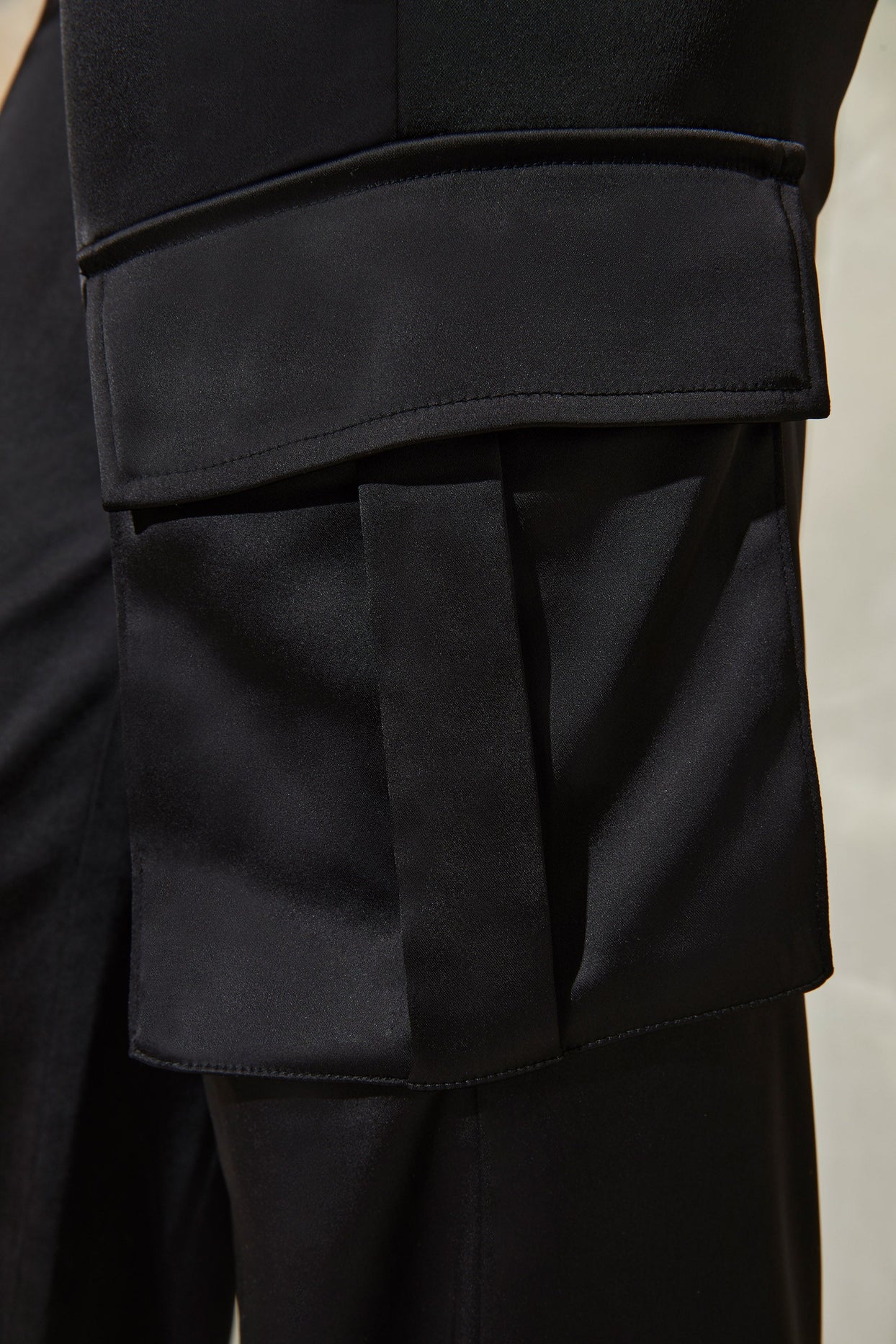 Pantalones cargo de satén con pernera recta en negro