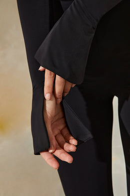 Macacão Petite de manga comprida com costas abertas em preto