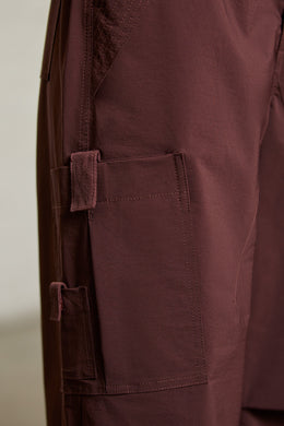 Pantalón cargo ancho en marrón