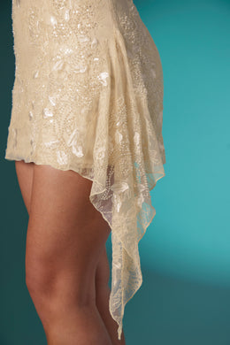 Mini vestido bandeau de renda embelezado em marfim