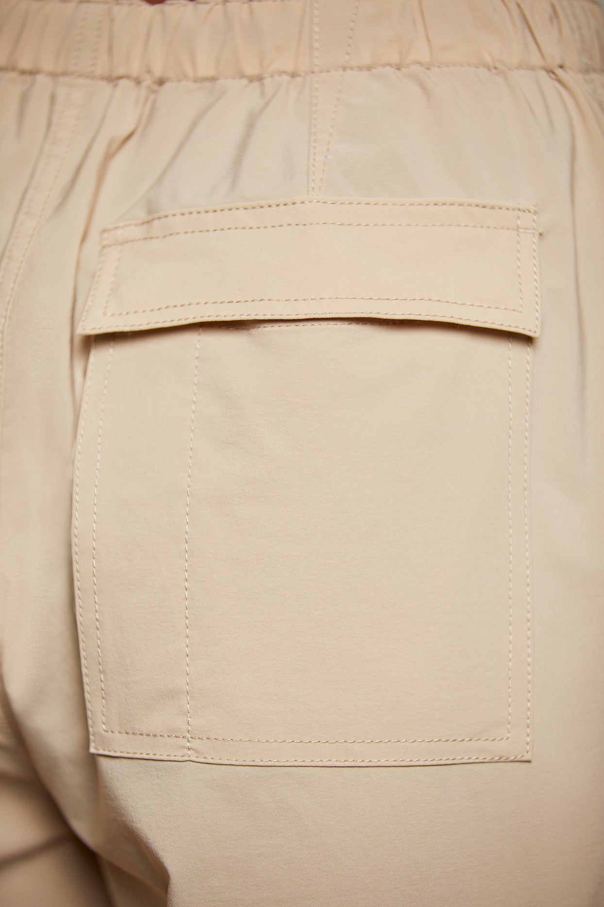 Pantalón cargo ancho en beige