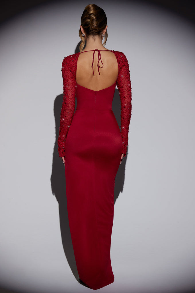 Vestido largo con abertura lateral adornado en rojo