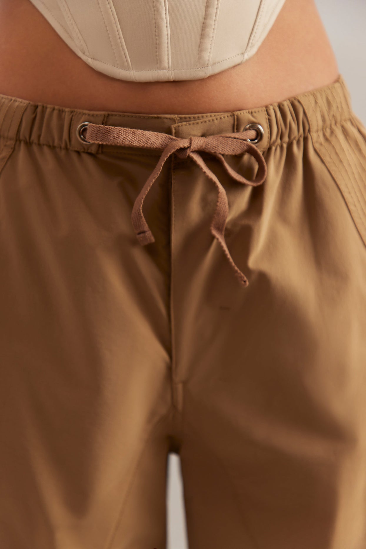 Pantalones cargo de pernera ancha Petite en color canela