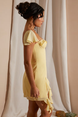 Mini vestido drapeado assimétrico em amarelo