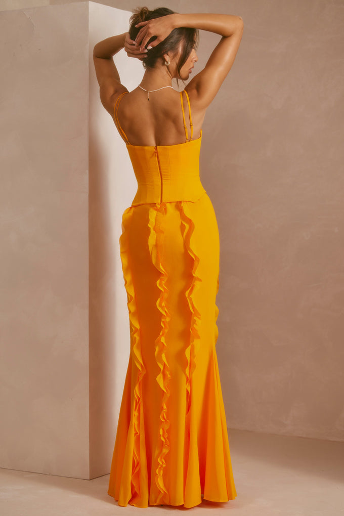 Vestido largo con falda y volantes en color mandarina