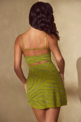 Mini vestido evasê embelezado em verde oliva
