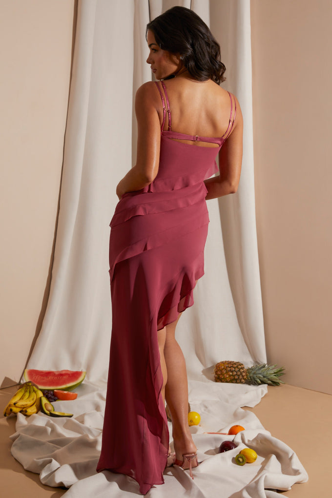 Vestido maxi assimétrico com detalhes em babados e múltiplas alças em lilás escuro