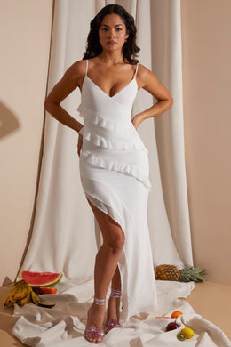 Vestido maxi assimétrico com detalhes em babados e múltiplas alças em branco