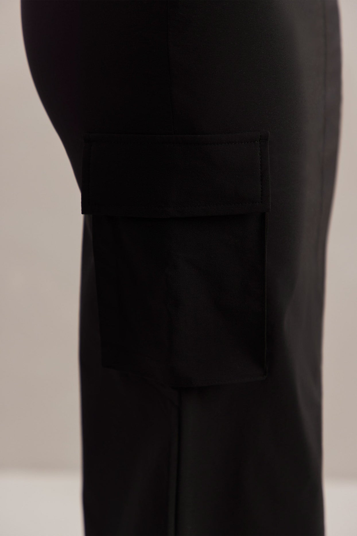 Falda larga tipo cargo en negro
