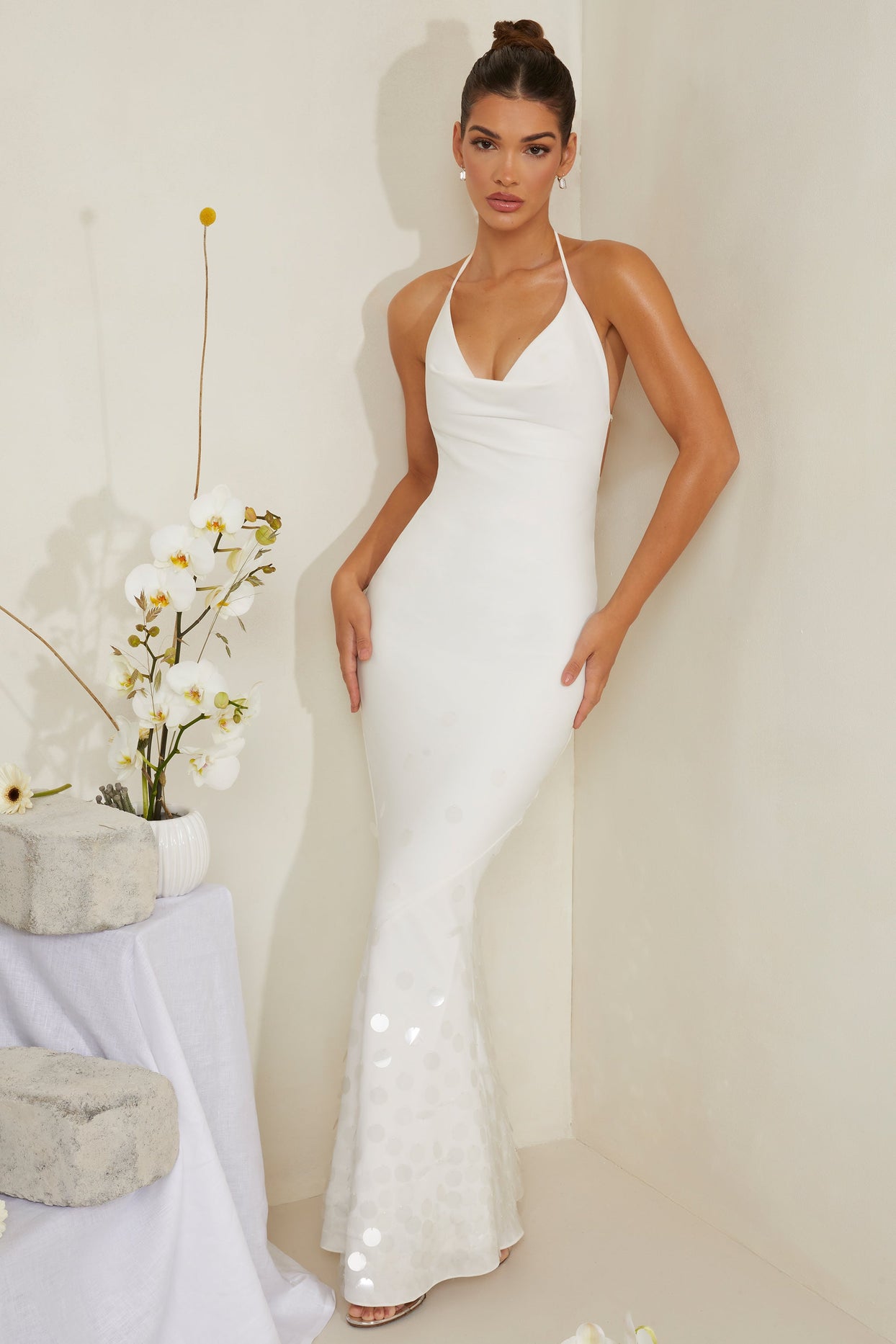 Vestido maxi de cetim embelezado com decote redondo em branco