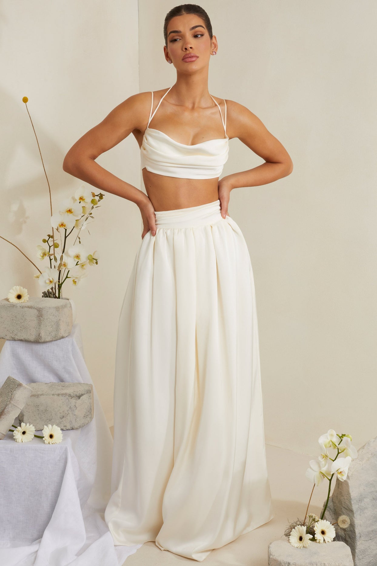 Falda larga plisada de satén pesado en blanco