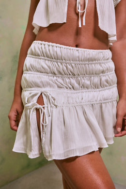 Minifalda fruncida de talle medio y abertura alta hasta el muslo en blanco
