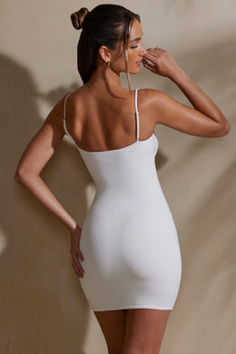 Mini vestido com busto franzido em branco