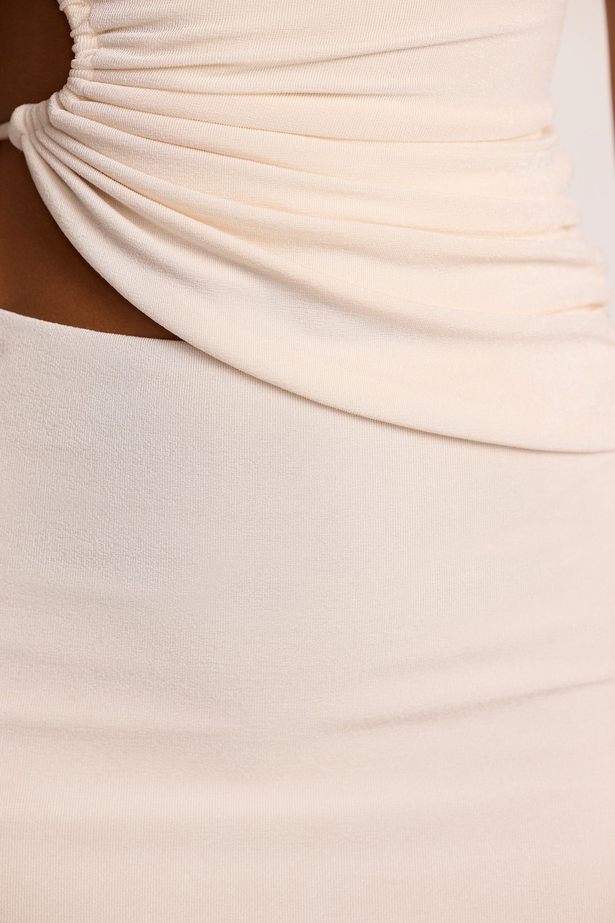 Blusa de jérsei texturizada com recorte franzido e um ombro em marfim