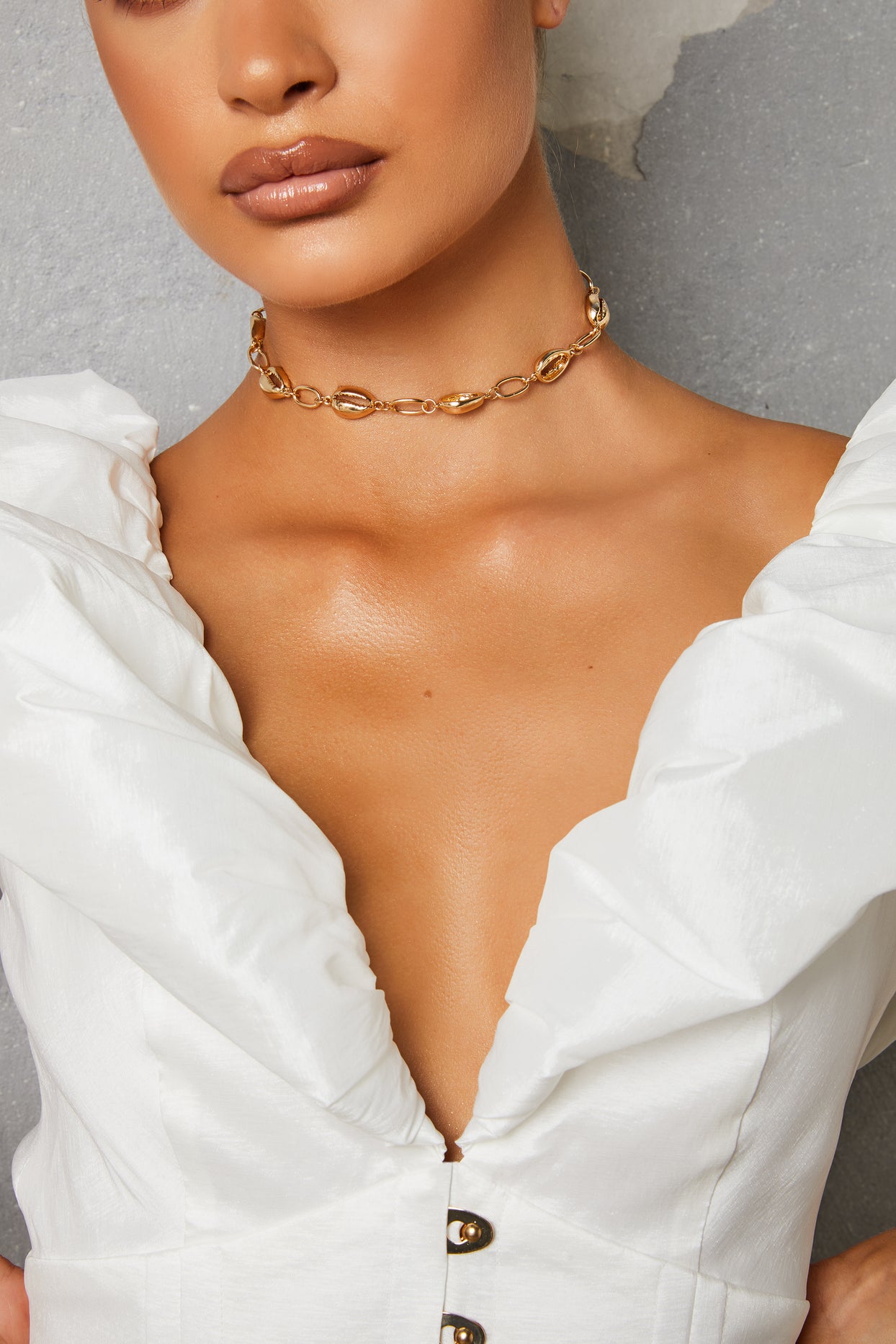 Coast Shell Choker Necklace in Gold