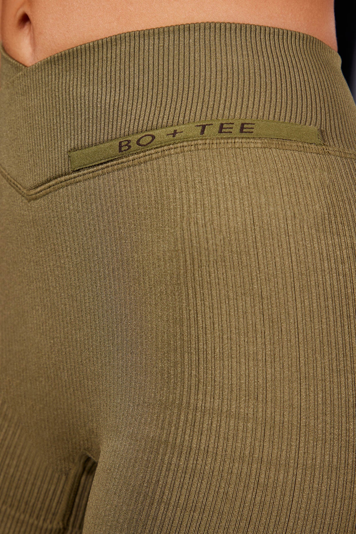 Minishorts cortos de canalé cruzados de cintura alta en verde oliva