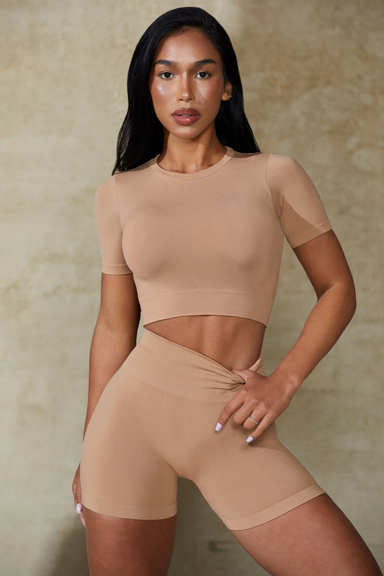 Minishorts De cintura alta Define Luxe en color topo cálido