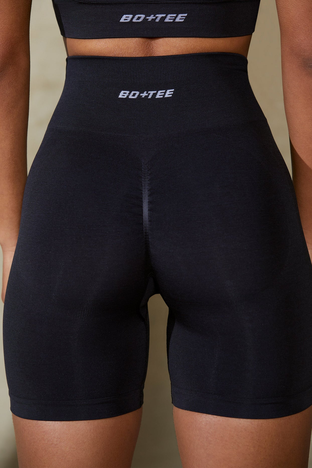 Shorts ciclistas de cintura alta Define Luxe en negro