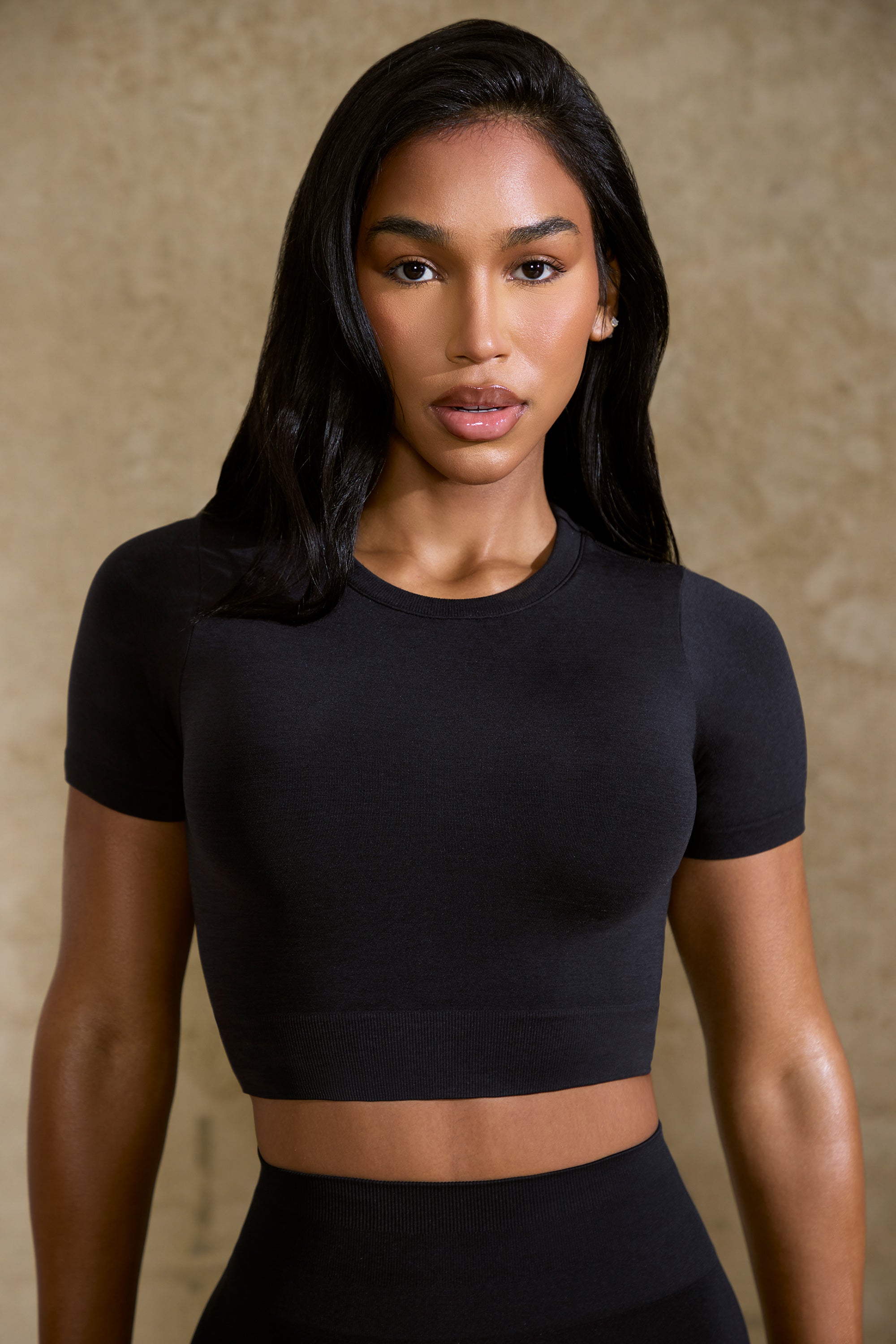 Define Luxe Baby Tee Crop Top em Preto